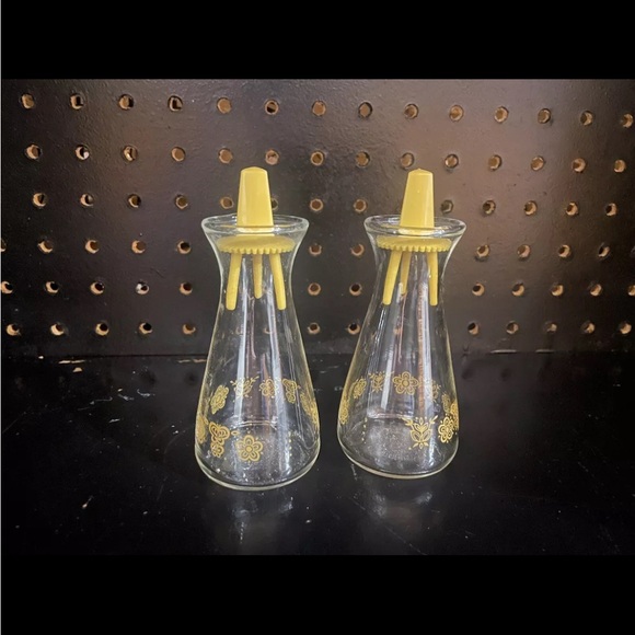 Vintage Pyrex Butterfly Gold Clear Glass Salt & Pepper Shakers - Picture 2 of 3